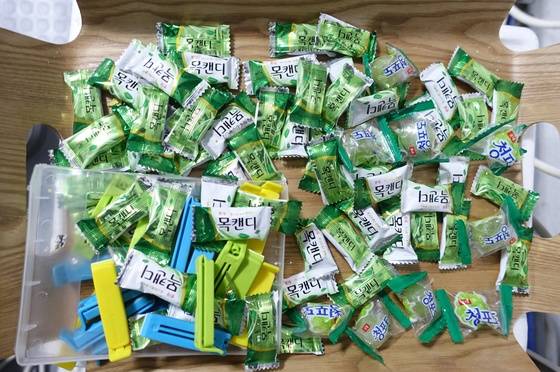 과일 음료를 만들 때 과일 맛이 나는 사탕은 유용하다. 그의 실험실에 사탕이 준비돼 있는 까닭이다.