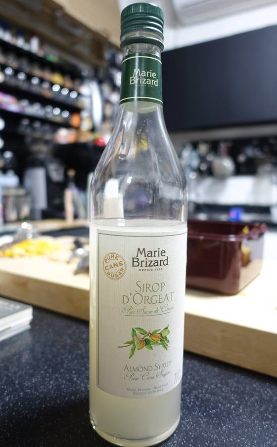 김영하씨는 향료 진열대에서 병 하나를 꺼내라 하더니 냄새를 맡아보라고 했다. 살구 씨 향이 났다. 병에 들어있는 액체는 생 아몬드 시럽이었다. 이처럼 향이 비슷한 것끼리 섞어 음료를 만들어야 완전배합에 가까워진다고 그는 설명했다.