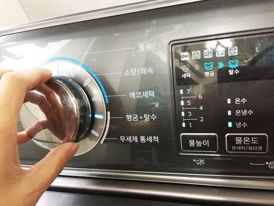 흰 패딩을 세탁할 때는 헹굼과 탈수 과정을 한 두 차례 더 해야 얼룩을 방지할 수 있다.