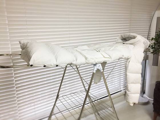 탈수를 완벽하게 마친 흰 패딩은 건조대 위에 뉘어서 말린다. 안의 거위털까지 다 마른 후에 두드려줘야 잘 부풀어 오른다.