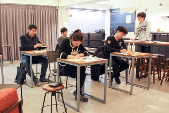 25일 서울 성동구 한 북카페에서 대학생들이 교육개혁 프로젝트 그룹 '위기'가 시행하는 모의 대학수학능력시험을 치르고 있다. [위기 제공]