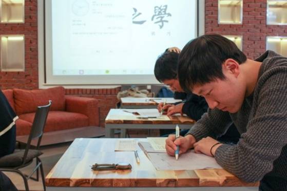 25일 서울 성동구 한 북카페에서 대학생들이 교육개혁 프로젝트 그룹 '위기'가 시행하는 모의 대학수학능력시험을 치르고 있다. [위기 제공]