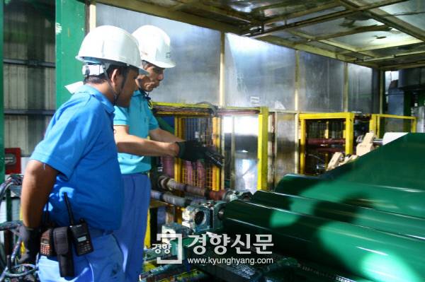 미얀마포스코강판 현지 직원들이 컬러 강판 제작 과정을 지켜보고 있다.                                                       포스코 제공