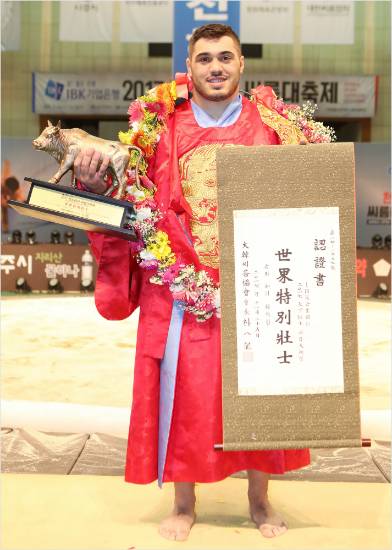 페레즈가 25일 '2017 천하대장사대축제'에서 세계특별장사에 오른 뒤 황소 트로피와 인증서를 들어보이고 있다.(나주=대한씨름협회)