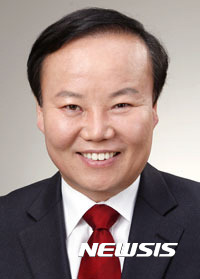 【의성=뉴시스】김진호 기자 = 경북 상주·군위·의성·청송 지역구의 4,12 보궐선거를 앞두고 김재원(53) 전 의원이 24일 자유한국당 예비후보로 등록했다.2017.02.25photo@newsis.com