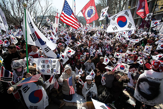 헌법재판소가 박근혜 대통령의 탄핵 인용 판결을 내린 3월10일 서울 종로구 헌법재판소 인근 사거리에서 대통령 탄핵 기각을 위한 국민총궐기 운동본부(탄기국) 회원들이 박 대통령의 탄핵 인용 판결을 듣고 있다. © 시사저널 고성준
