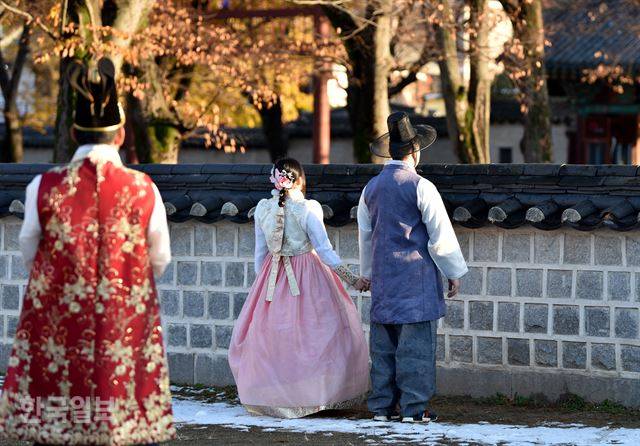 경기전 담장을 배경으로 사진을 찍는 관광객들.