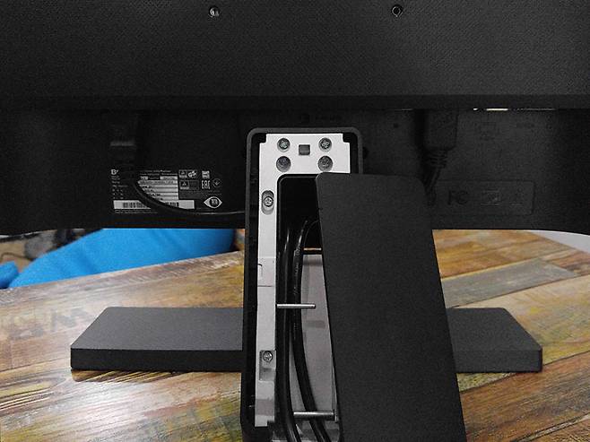 스탠드 내부에 케이블을 정리할 수 있는 공간도 있다