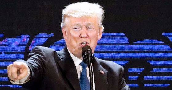 취임 이후 부적절한 발언으로 구설수에 올랐던 도널드 트럼프. [중앙포토]