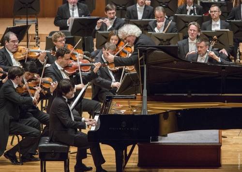 지난 19일 서울 서초동 예술의전당 콘서트홀에서 열린 베를린 필 내한 공연 모습. 조성진이 협연한 라벨 피아노 협주곡 1악장이 끝난 뒤 해당 공연을 녹음한 기계음이 울려 퍼지는 사고가 있었다. [금호아시아나문화재단 제공]