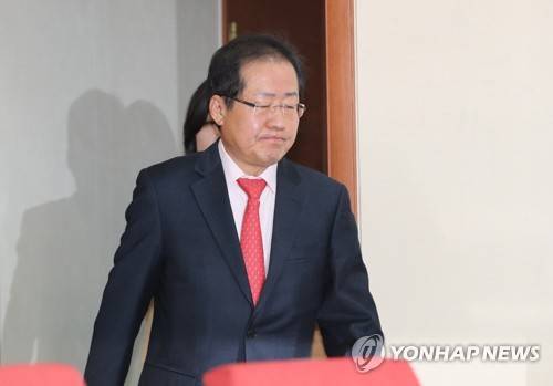 최고위원회의 입장하는 홍준표 대표 (서울=연합뉴스) 안정원 기자 = 자유한국당 홍준표 대표가 27일 오전 서울 여의도 당사에서 열린 최고위원회의에 굳은 표정으로 입장하고 있다. 2017.11.27 jeong@yna.co.kr