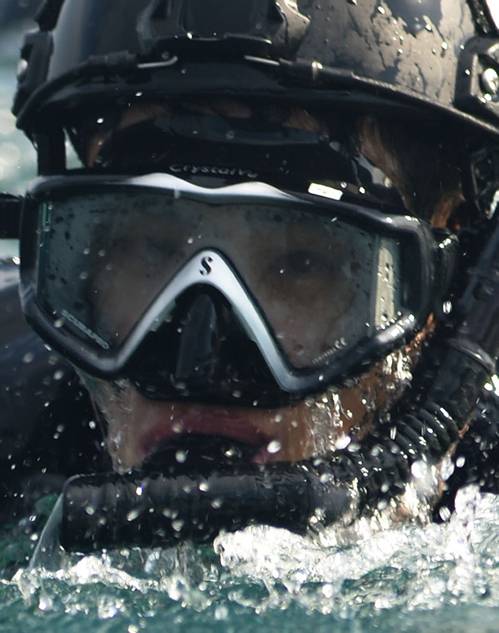 SSU 해상구조훈련  (서울=연합뉴스) 해군 1함대 구조작전대(SSU) 대원들이 28일 동해상에서 인명구조훈련, 핀 마스크 바다수영훈련 등 강도 높은 해상구조훈련을 하고 있다.[해군 1함대 제공=연합뉴스]