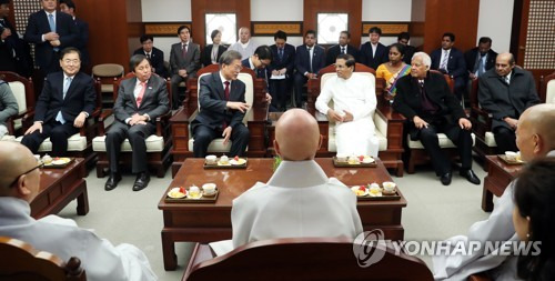 조계사 환담하는 한-스리랑카 정상 (서울=연합뉴스) 문재인 대통령이 28일 오후 조계사에서 국빈방한한 시리세나 스리랑카 대통령을 만나 함께 스님들과 얘기를 나누고 있다.  [청와대 제공=연합뉴스]      scoop@yna.co.kr