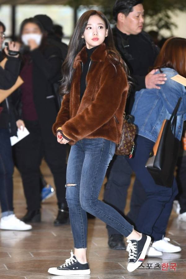 '2017 MAMA(Mnet Asian Music Awards)'참석차 김포국제공항을 통해 일본 도쿄로 출국하고 있는 트와이스 나연. 사진=장동규 기자 jk31@hankooki.com