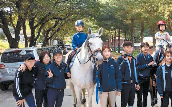 재활승마지도사는 재활승마를 통해 장애아동 의 재활을 돕는다. [사진 농림축산식품부]