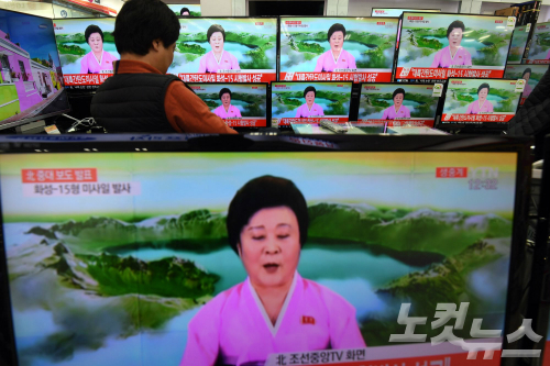 북한이 새로 개발한 탄도미사일(ICBM) '화성 15형' 발사에 성공했다고 밝힌 29일 오후 서울 용산 전자상가에서 한 시민이 관련 뉴스를 시청하고 있다. (사진=황진환 기자)