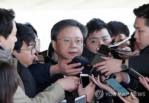 네 번째 소환조사 받는 우병우 (서울=연합뉴스) 임헌정 기자 = 직권남용 및 국가정보원법 위반 공모 혐의를 받는 우병우 전 청와대 민정수석이 29일 오전 서울 서초구 서울중앙지검에 피의자 신분으로 출석하고 있다. 그의 '국정농단' 연루 의혹이 불거진 뒤 검찰 특별수사팀, 박영수 특별검사팀, 검찰 특별수사본부에 이은 네 번째 소환조사다. 2017.11.29      kane@yna.co.kr