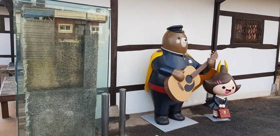 공주 하숙마을 입구에 남아 있는 옛 담장 구조물. 구름 모양의 창을 통해 안을 들여다 볼 수 있는 구조로 모든 건물을 허물면서 담장 일부를 남겨뒀다고 한다. 신진호 기자