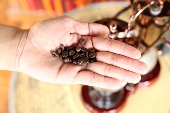 은은한 향기가 나는 코끼리똥 커피.