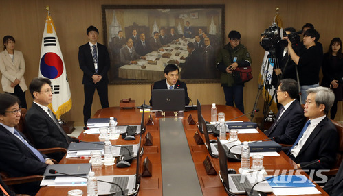 【서울=뉴시스】 임태훈 기자 = 이주열 한국은행 총재가 30일 오전 서울 중구 한국은행에서 열린 2017년 11월 통화정책방향 관련 금융통화위원회 회의를 주재하며 인사말하고 있다. 2017.11.30. taehoonlim@newsis.com