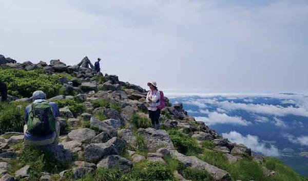 [월간산]사진 오른쪽으로 이와키산의 동남쪽에 위치한 시라카미산지 일대가 구름 위로 보인다.