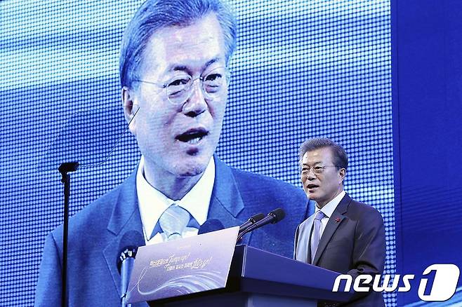 문재인 대통령이 30일 오후 서울 강남구 삼성동 코엑스에서 열린 중소벤처기업부 출범식 및 벤처창업페스티벌에서 축사하고 있다. (청와대) 2017.11.30/뉴스1 © News1 이광호 기자