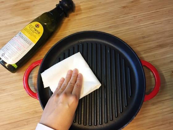 새 프라이팬과 주물팬은 먼저 오래된 식용유를 키친타월에 묻혀 안밖을 골고루 닦는다.