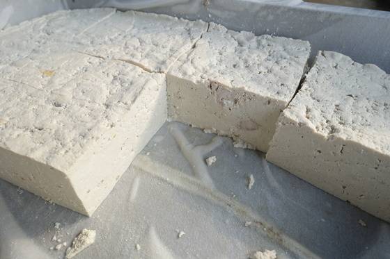 두부 판에서 자른 두부 몇 모를 덜어내자 잘라진 단면에서 꿩고기와 꿩 뼈 조각이 많이 보인다.