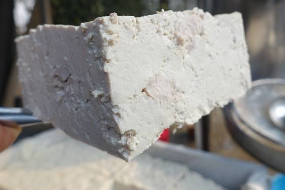 꿩두부 한 모를 들어올리자 꿩고기와 꿩 뼈 조각이 군데군데 보인다.