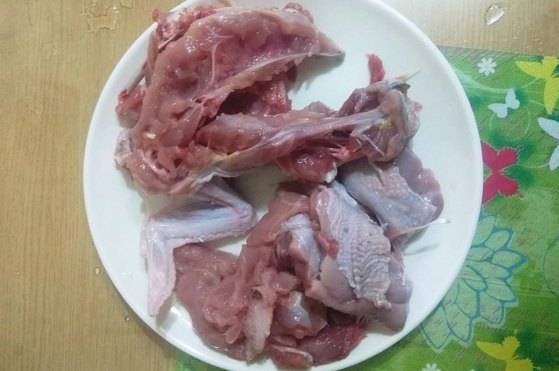 생치를 발골한 상태. 살은 다져 생으로 끓는 콩즙에 넣고, 뼈와 자투리 살은 다져서 압력솥에 고아 씹을 수 있도록 익혀 순두부 엉길 때 섞는다.