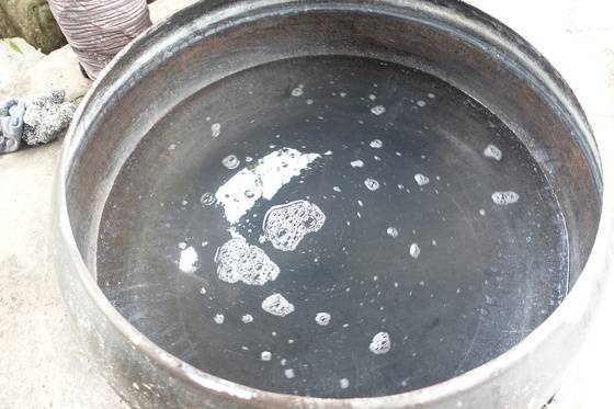 간수 뺀 순두부에 미꾸라지를 넣고 다시 끓이기 위해 가마솥에 찬물을 반쯤 채웠다.