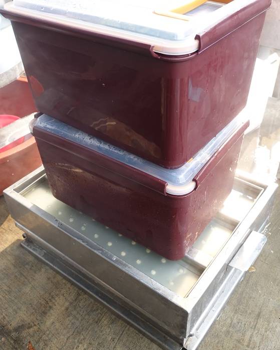 두부를 굳히면서 물을 빼기 위해 동치미 통을 올려놓고 누르고 있다.