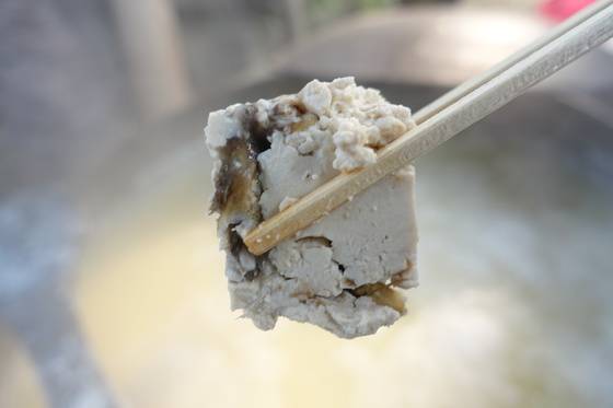 추두부 한 점. 옛 기록에는 저걸 참기름에 지져서 탕에 넣는다고 했다.