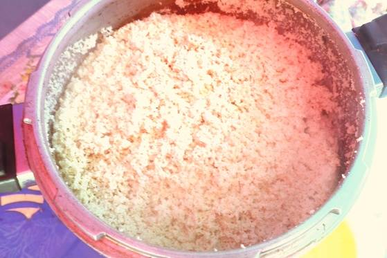 콩즙을 거르지 않은 되비지와 쌀을 섞어 지은 평안도식 비지밥.