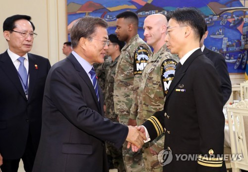 "대통령님, 이국종 소령입니다" (서울=연합뉴스) 배재만 기자 = 문재인 대통령이 1일 오후 청와대에서 JSA 경비대대 지휘관 및 장병을 초청해 개최한 차담회에서 북한 귀순 병사를 치료한 이국종 아주대병원 중증외상센터장과 반갑게 인사하고 있다. 이 교수는 2015년 해군 홍보대사에 위촉되며 명예 해군 대위로 임명됐고 올해 4월 소령으로 임명됐다.     scoop@yna.co.kr