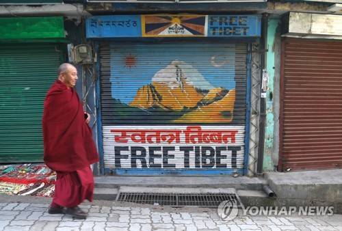 사진은 기사와 직접적인 관련이 없습니다. 인도 다람살라의 거리를 지나고 있는 한 티베트 승려 [EPA=연합뉴스 자료사진]