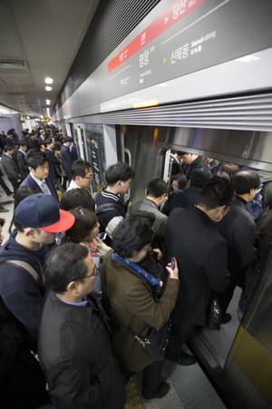 서울지하철 9호선 노동자들이 차량과 인력 증원을 요구하며 파업 중이다. 사진은 출근시간대 혼잡한 9호선 염창역 당산 방향 승차장 모습. 김성광 기자 flysg2@hani.co.kr