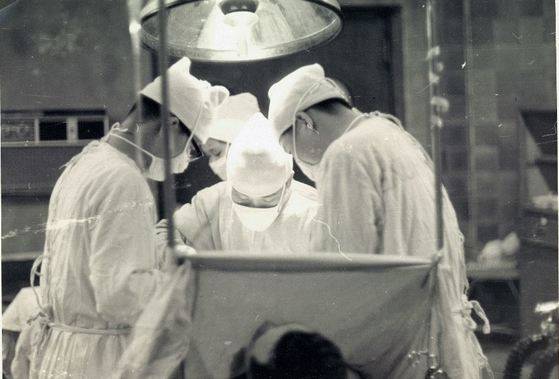 피수영(가운데) 회장이 서울대병원에서 인턴으로 근무할 당시 맹장수술을 집도하고 있다. [사진 피수영]