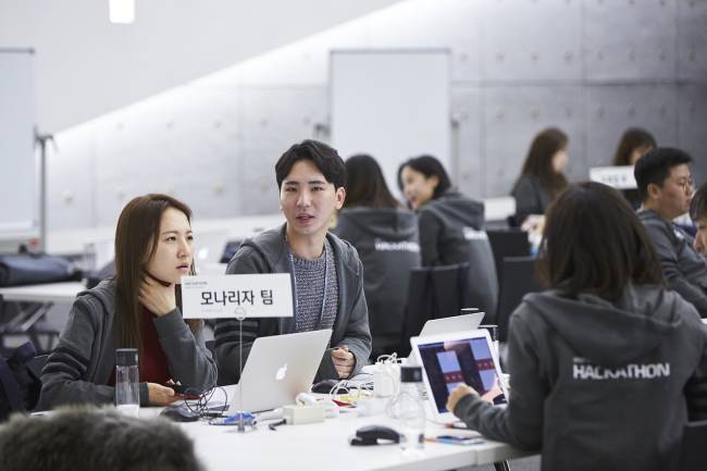 대충 이런 느낌이다. 기획자와 개발자, 디자이너. IT전문인력과 비전문인력이 함께 모여서, 이런저런 상상을 현실로, 제한된 시간내에 만들어내는. [사진=현대카드 제공]