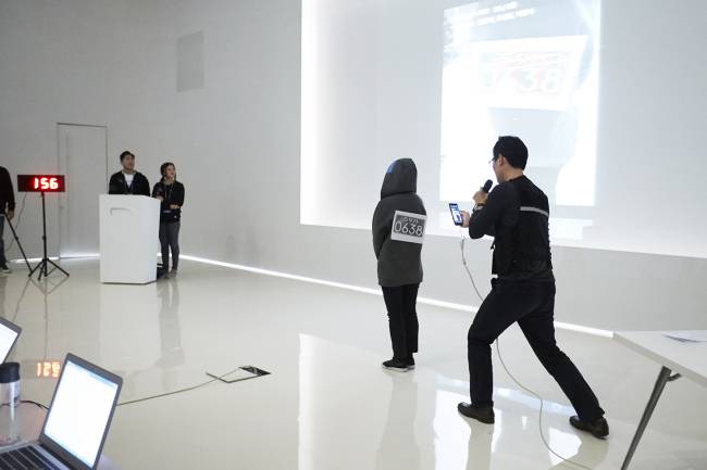 생각하고 만들어낸 주제를 시연하는 참가자. 조금 어설프고, 계획대로 되지 않아도 괜찮다. 디테일이 조금 떨어져도, 아이디어가 중요하기 때문 [사진=현대카드 제공]