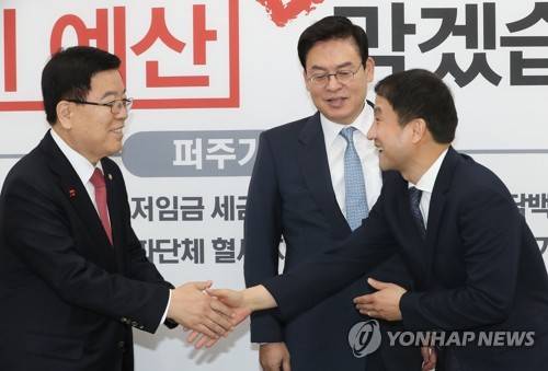 한국당 방문한 한병도 정무수석 (서울=연합뉴스) 안정원 기자 = 자유한국당 정우택 원내대표와 김광림 정책위의장이 30일 오전 국회 원내대표 회의실에서 한병도 신임 청와대 정무수석과 인사하고 있다. 2017.11.30 jeong@yna.co.kr (끝)