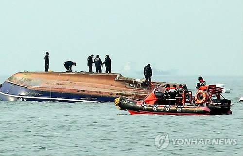 인천 낚싯배 전복사고 구조작업 (인천=연합뉴스) 3일 오전 인천시 옹진군 영흥면 영흥대교 남방 2마일 해상에서 낚싯배가 급유선과 충돌해 전복됐으며, 사고 해상에서 해경 등 구조대원들이 구조작업을 하고 있다. 2017.12.3 [인천 옹진군 제공=연합뉴스]      tomatoyoon@yna.co.kr