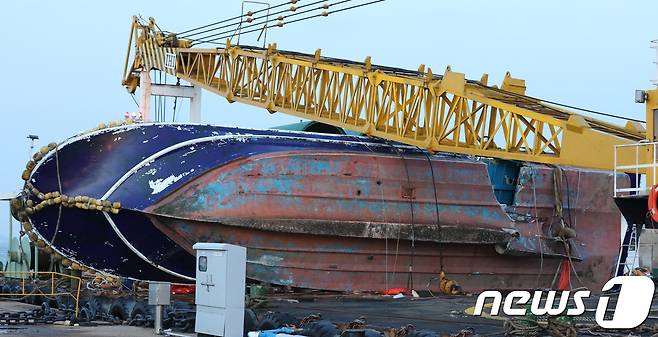 4일 오전 인천 중구 인천해양경찰서 전용부두에 전날 전복사고가 발생한 낚싯배 선창1호가 입항해 있다. 22명을 태운 선창1호는 지난 3일 새벽 6시12분께 인천 영흥도 앞 해상에서 급유선과 충돌 후 전복됐다. 2017.12.4/뉴스1 © News1 이재명 기자