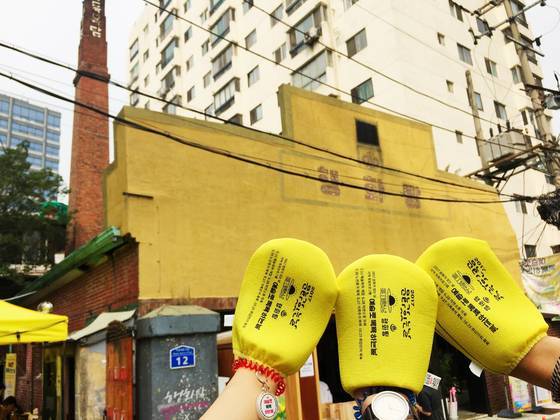 문 닫은 목욕탕을 문화 공간으로 재활용하는 서울 아현동 '행화탕'. [중앙포토]