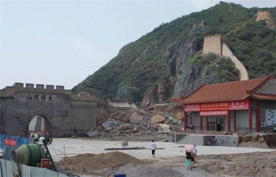 지난 2012년, 홍수로 일부 구간이 무너진 허베이성 일대 만리장성 모습. 만리장성은 구간이 워낙 길다보니 각종 자연재해는 물론 개발, 도로공사 등으로 파손돼 현재는 원래 구간의 20% 정도만 제 모습을 갖추고 있는 것으로 알려져있다.(사진=아시아경제DB)