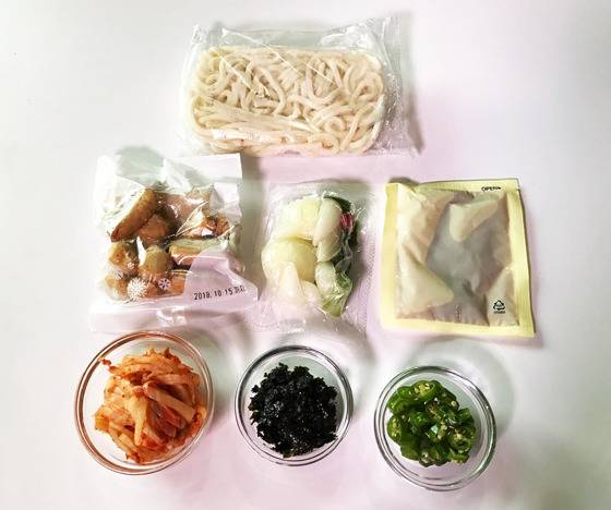 ‘모둠어묵 우동탕’에 들어 있는 우동·어묵·채소·소스에 추가로 김치·김·고추를 준비한다.