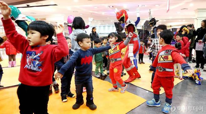 국내 한 백화점이 어린이들을 위해 코스튬 이벤트를 진행하고 있다./사진=홍봉진 기자