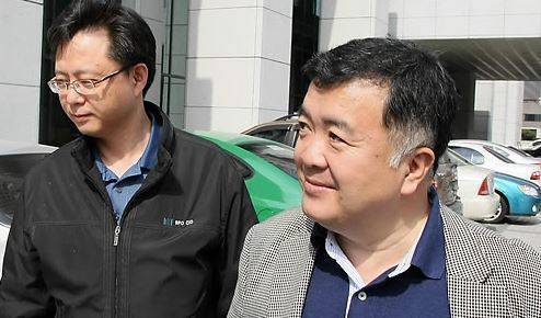 대검찰청 중앙수사부가 노무현 전 대통령의 아들 건호씨를 지난 2009년 4월 12일 오전 9시10분께 참고인 자격으로 소환해 조사 중인 가운데 이날 오후 이인규 당시 중수부장과 우병우 중수1과장이 대검 청사로 출근하고 있다. [사진제공=연합뉴스]