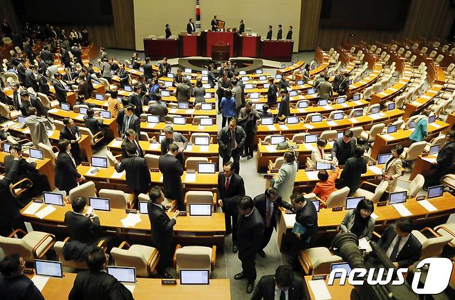 2018년도 예산안에 대한 수정안이 가결된 6일 서울 여의도 국회에서 열린 본회의 산회 후 더불어민주당 의원들과 야당 의원들이 회의장을 빠져 나가고 있다. 2017.12.5/뉴스1 © News1 이동원 기자