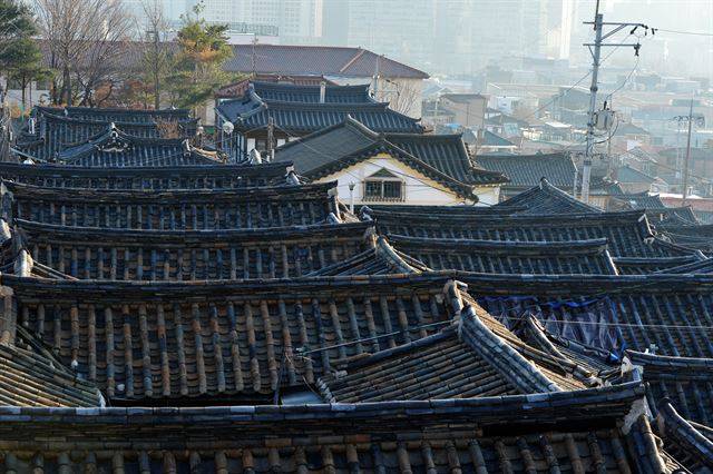 인사동, 서촌 등 다른 4곳과 함께 한옥보전구역으로 지정된 북촌 일대 한옥의 11월 28일 모습. 인사동에 비해 깔끔하게 정리돼 있다. 주거용 한옥이 많은 데다 서울시의 집중적인 관리 덕분에 북촌 일대의 수리비 지원율은 인사동의 18배인 32.1%에 달한다.